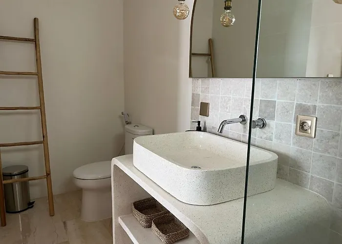 Cozy 1br Wood Furnished In Nelayan Reef